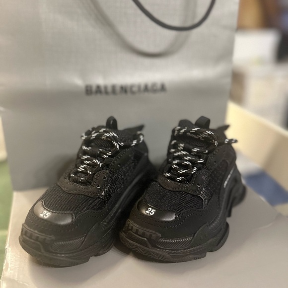 Selling my son authentic balenciaga triple S in pefect condition like new - Picture 2 of 2